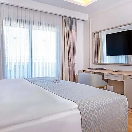 Miramare Queen Hotel 4*